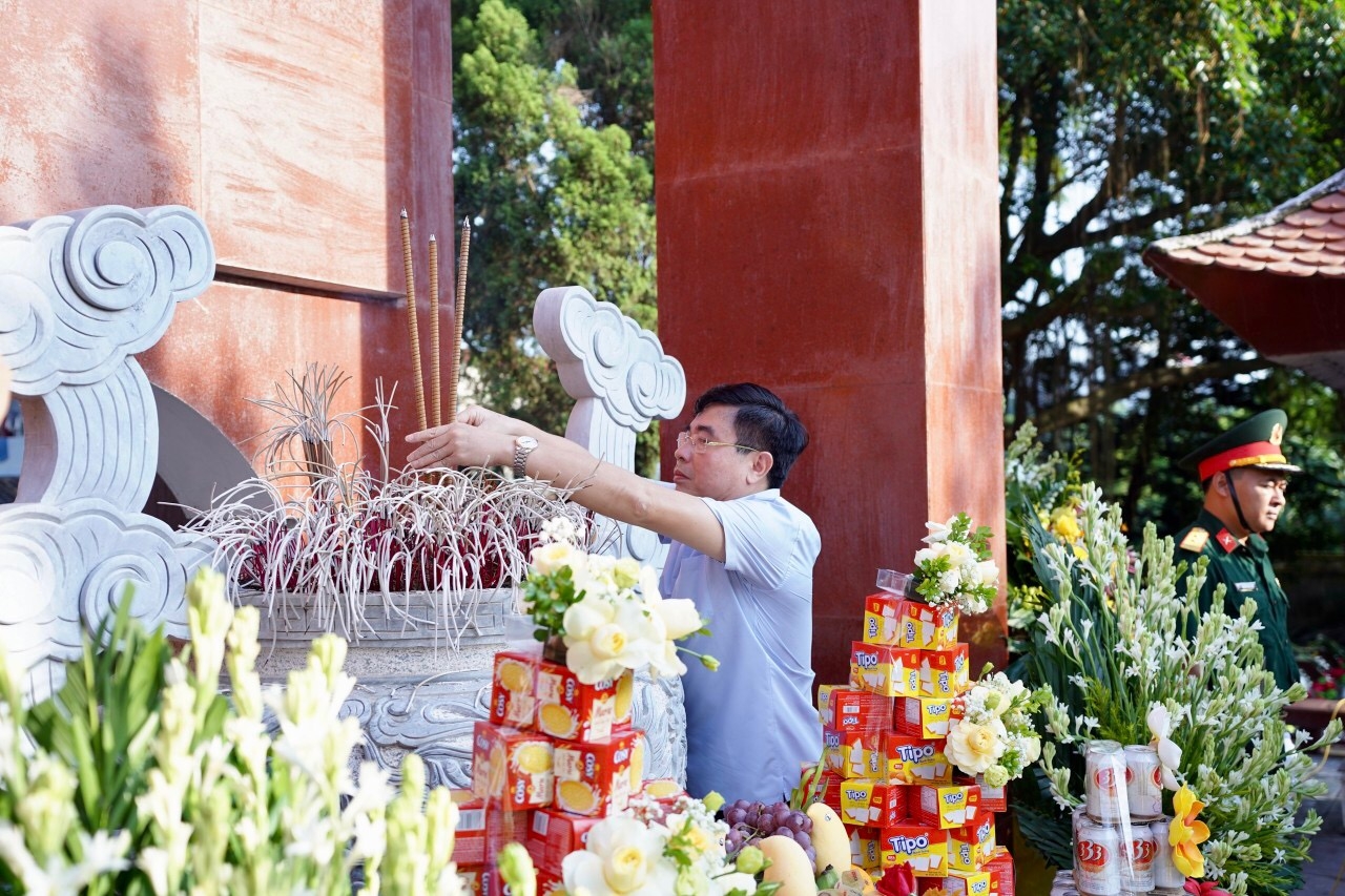 Bình Xuyên (Vĩnh Phúc): Thắp hương tri ân tại Nghĩa trang liệt sỹ chiến dịch Trần Hưng Đạo