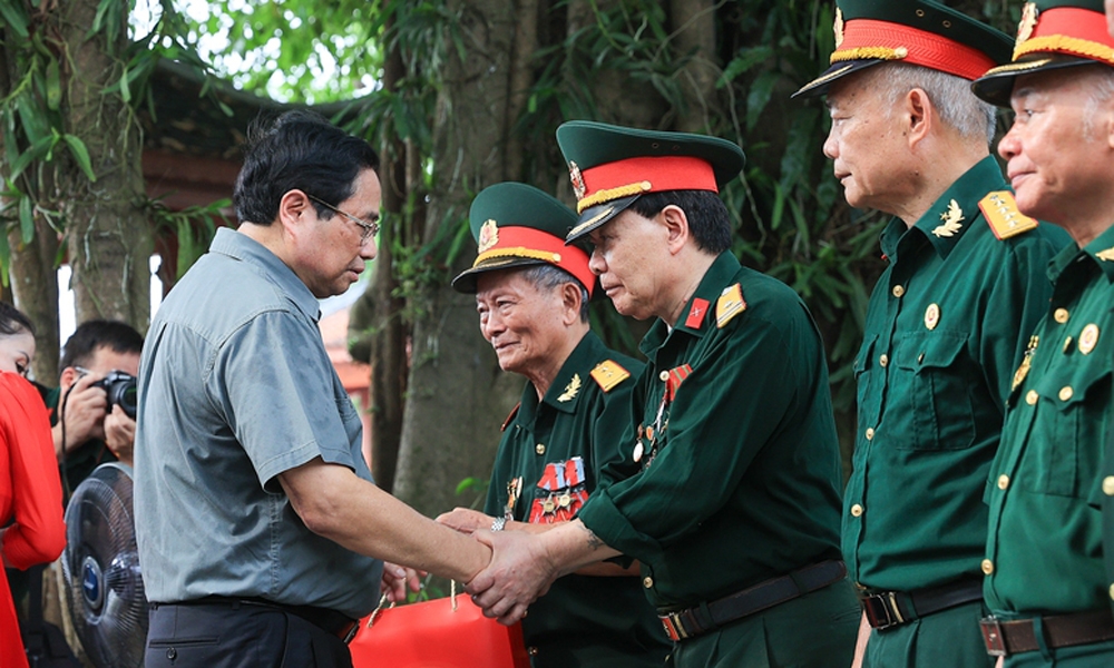 Thủ tướng tưởng niệm các Anh hùng liệt sĩ và tặng quà gia đình chính sách tại Thái Nguyên