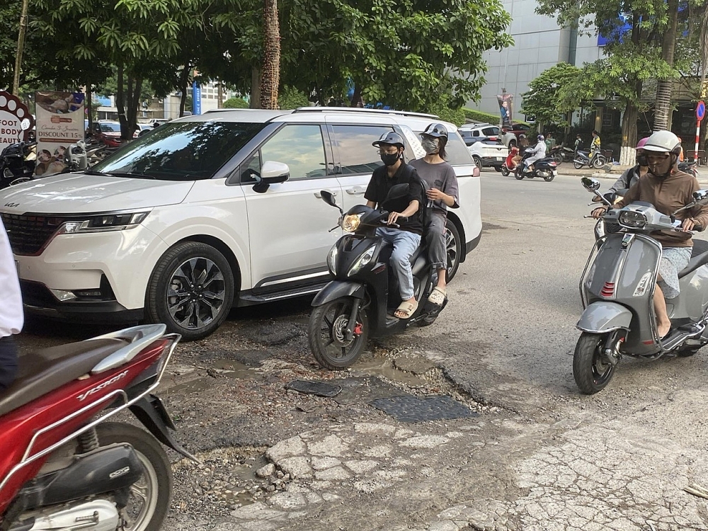 Cầu Giấy (Hà Nội): “Ngán ngẩm” với những con đường xuống cấp