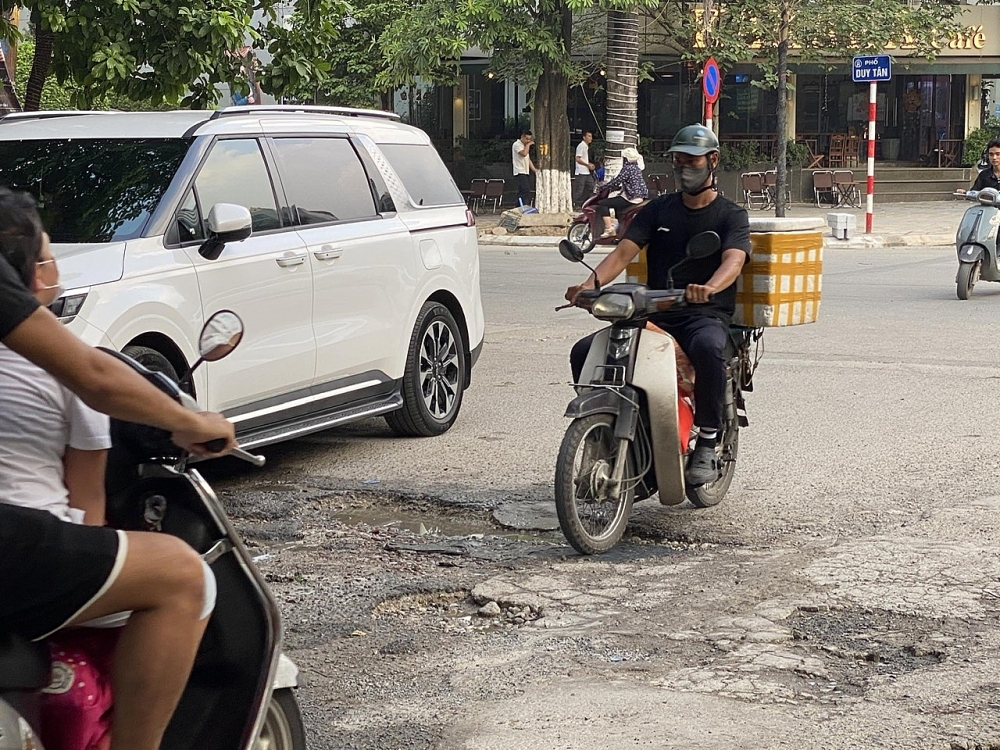 Cầu Giấy (Hà Nội): “Ngán ngẩm” với những con đường xuống cấp