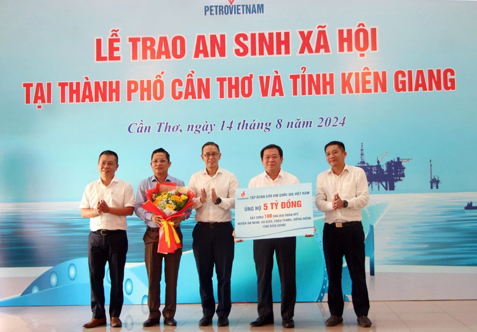 Tập đoàn Dầu khí Việt Nam trao tặng 06 tỷ đồng xây dựng nhà đại đoàn kết