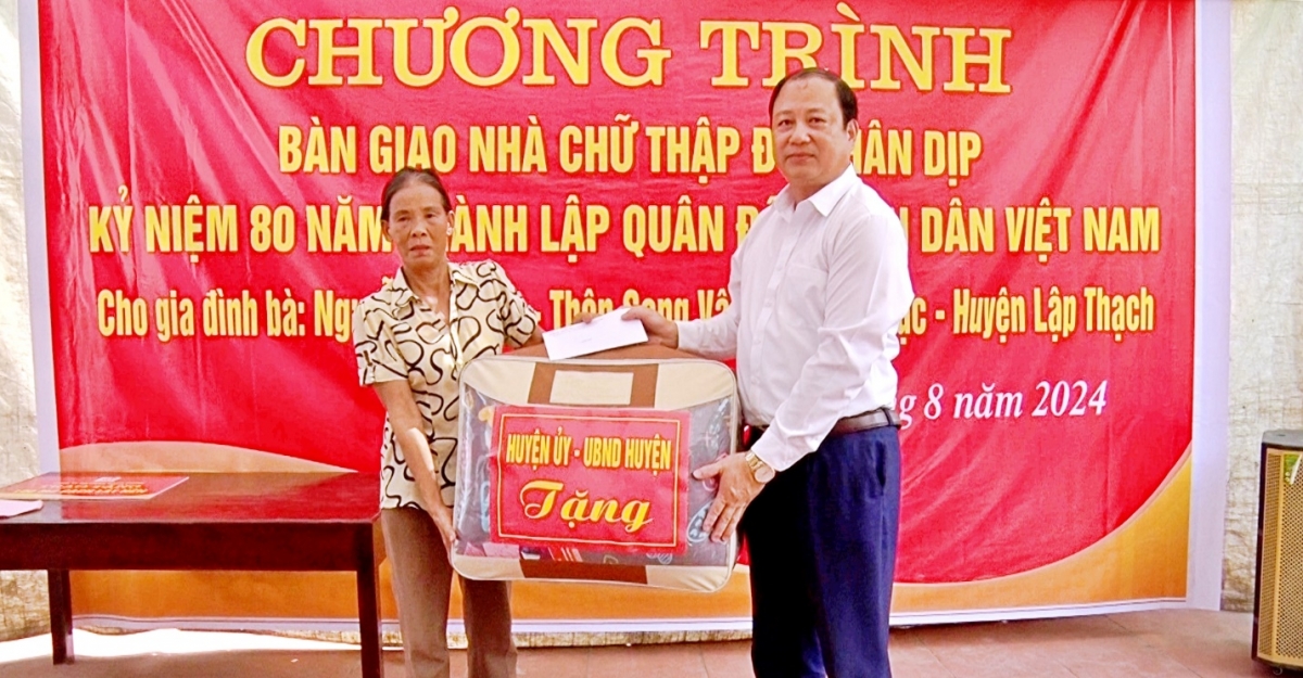 Lập Thạch (Vĩnh Phúc): Trao nhà chữ thập đỏ cho hộ nghèo ở xã Vân Trục