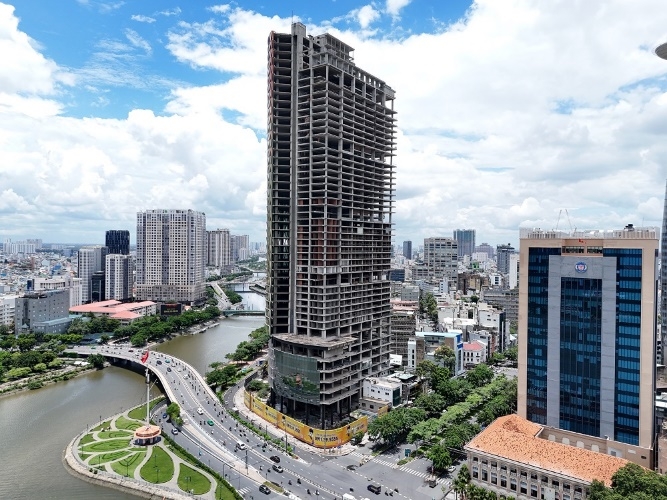 Toà nhà chọc trời Saigon One Tower “làm xấu bộ mặt” Thành phố Hồ Chí Minh sau 17 năm vẫn “bất động”