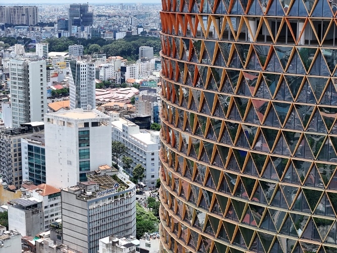 Toà nhà chọc trời Saigon One Tower “làm xấu bộ mặt” Thành phố Hồ Chí Minh sau 17 năm vẫn “bất động”