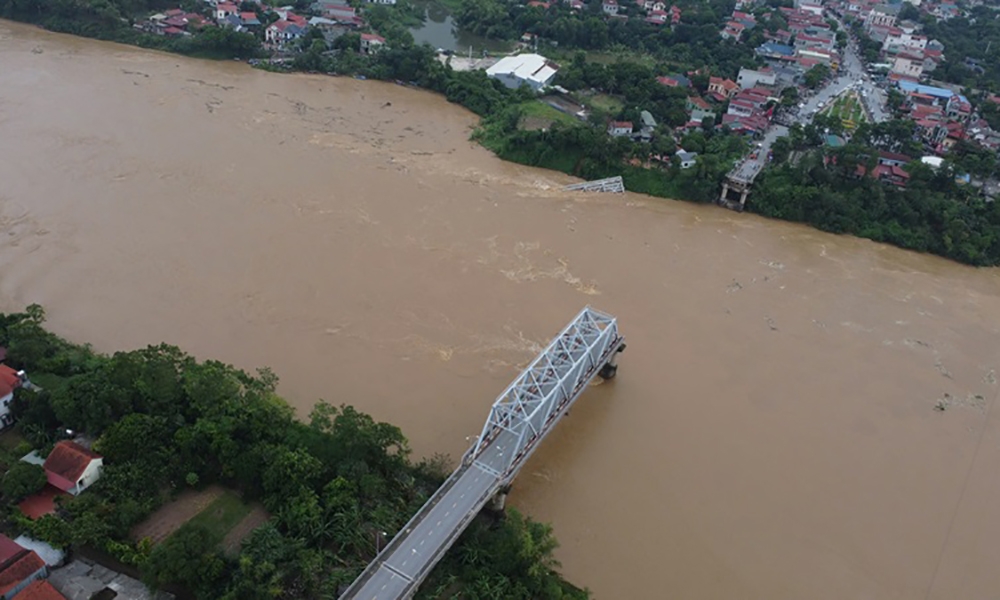 Phú Thọ: Cận cảnh cầu Phong Châu bị sập