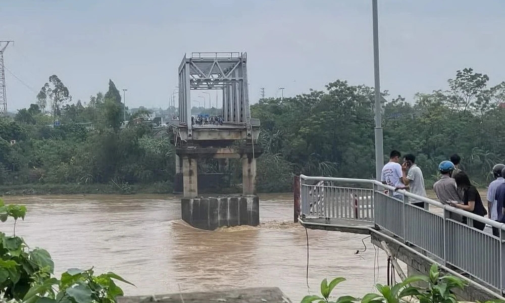 Cầu Phong Châu (Phú Thọ): Từng được cảnh báo xuống cấp, đã có kiến nghị thay thế mới