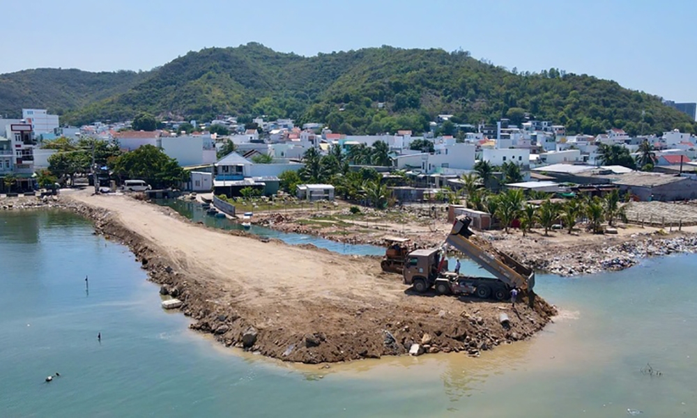 Nha Trang: Công ty Cổ phần Hạ tầng 79 vận chuyển đất không rõ nguồn gốc, đổ thẳng xuống biển