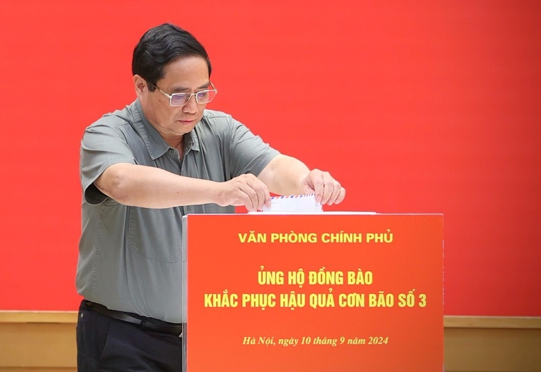 Thủ tướng cùng cán bộ, công chức Văn phòng Chính phủ ủng hộ đồng bào khắc phục hậu quả bão số 3