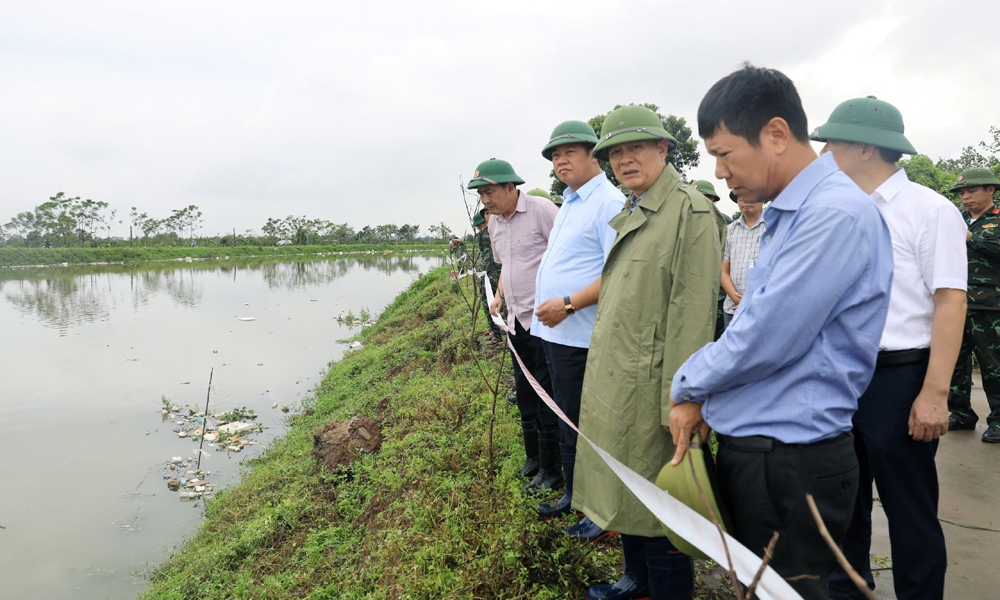 Chủ tịch HĐND Thành phố Hà Nội Nguyễn Ngọc Tuấn kiểm tra các tuyến đê tại huyện Thường Tín