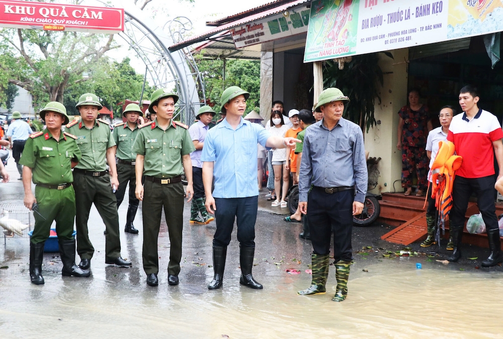 Bắc Ninh: Chủ tịch UBND tỉnh chỉ đạo chống lũ tại đê bối Đẩu Hàn và khu phố Quả Cảm