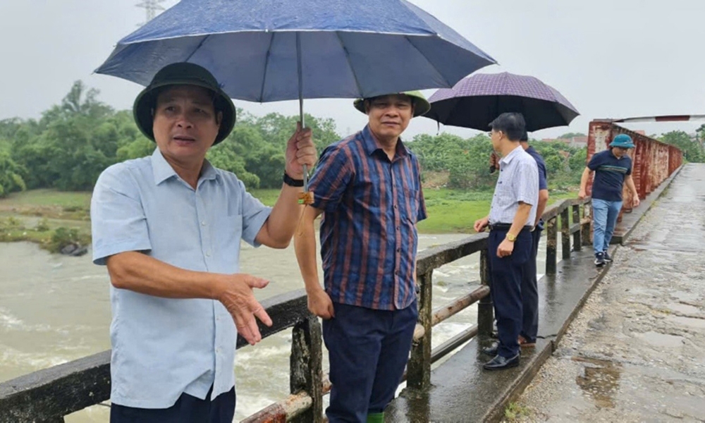 Tam Dương (Vĩnh Phúc): Bí thư Huyện ủy kiểm tra công tác ứng phó với lũ tại các xã ven sông