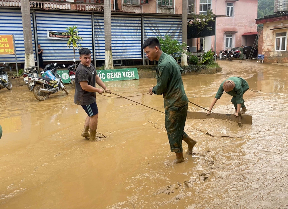 Gần 300 học sinh, sinh viên, giảng viên Trường Cao đẳng Lào Cai xung kích về vùng lũ