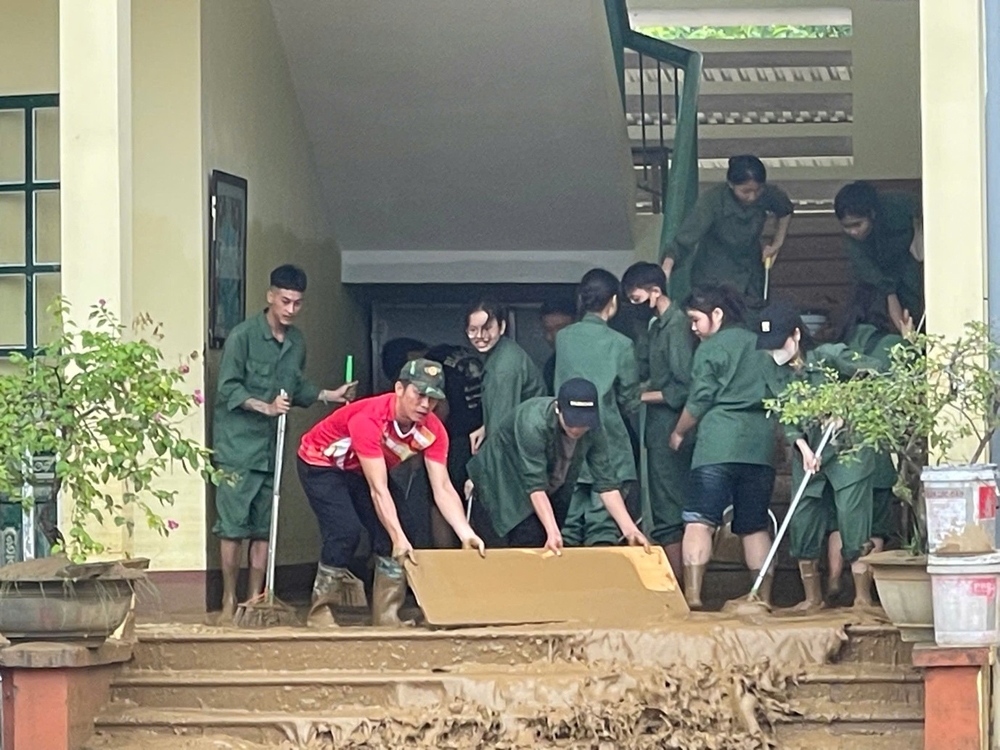 Gần 300 học sinh, sinh viên, giảng viên Trường Cao đẳng Lào Cai xung kích về vùng lũ