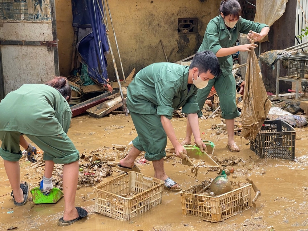 Gần 300 học sinh, sinh viên, giảng viên Trường Cao đẳng Lào Cai xung kích về vùng lũ