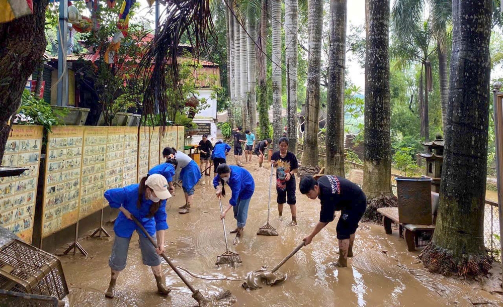 Gần 300 học sinh, sinh viên, giảng viên Trường Cao đẳng Lào Cai xung kích về vùng lũ