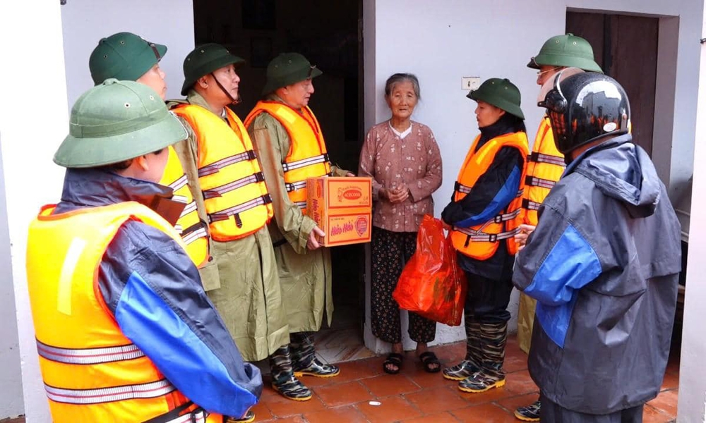 Thanh Oai (Hà Nội): Thăm hỏi, tặng quà, động viên các gia đình, lực lượng chứng năng làm nhiệm vụ sau mưa bão