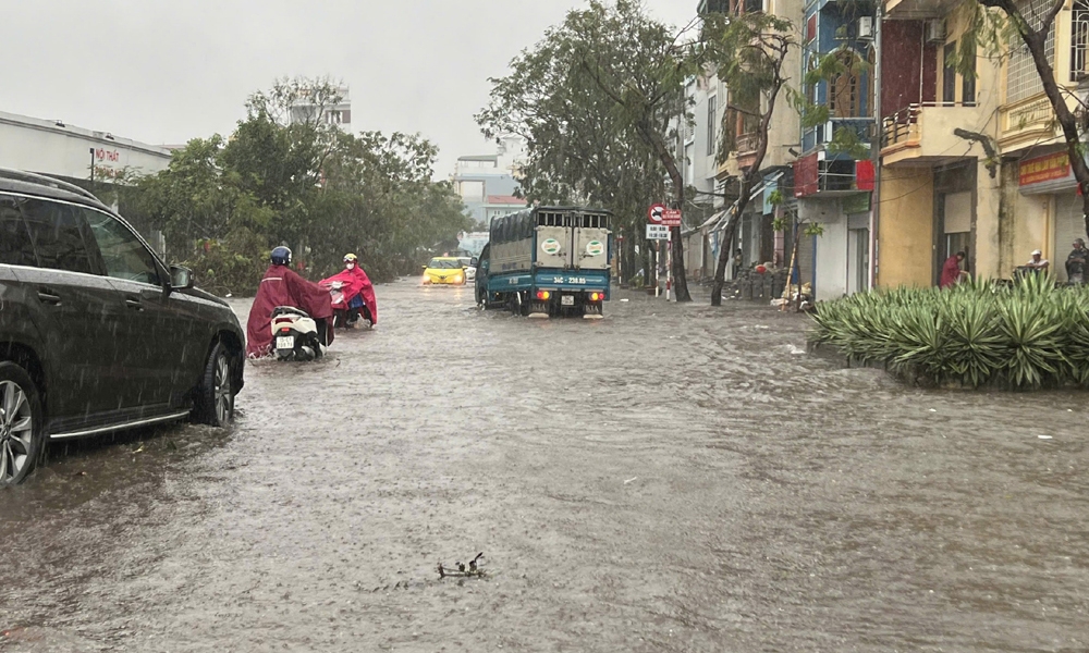 Mực nước các sông dâng cao, nhiều tuyến phố ở Hải Phòng ngập sâu