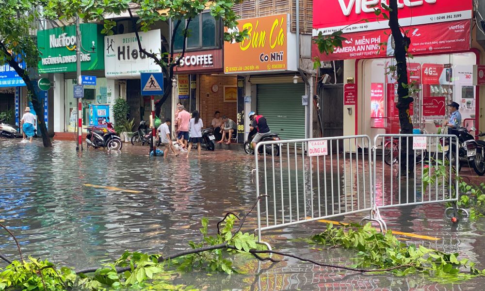 Long Biên (Hà Nội): Nhiều khu dân cư ngập trong biển nước