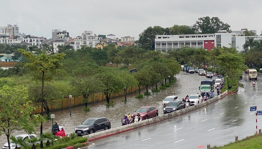 Long Biên (Hà Nội): Nhiều khu dân cư ngập trong biển nước