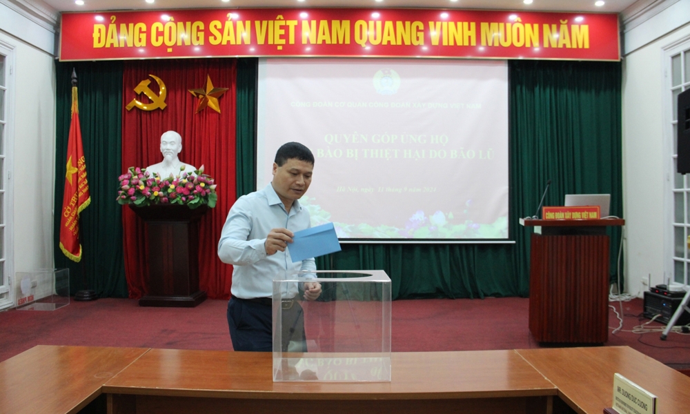 Cơ quan Công đoàn Xây dựng Việt Nam quyên góp ủng hộ đồng bào bị thiệt hại do bão lũ