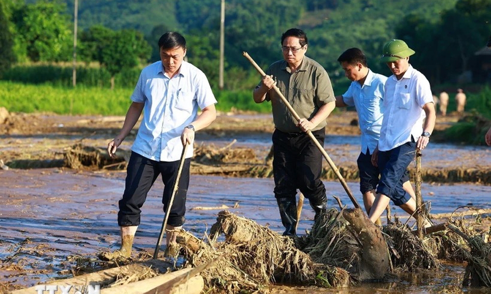 Thủ tướng trực tiếp lội xuống đầm lầy, chỉ đạo tìm kiếm nạn nhân tại Làng Nủ