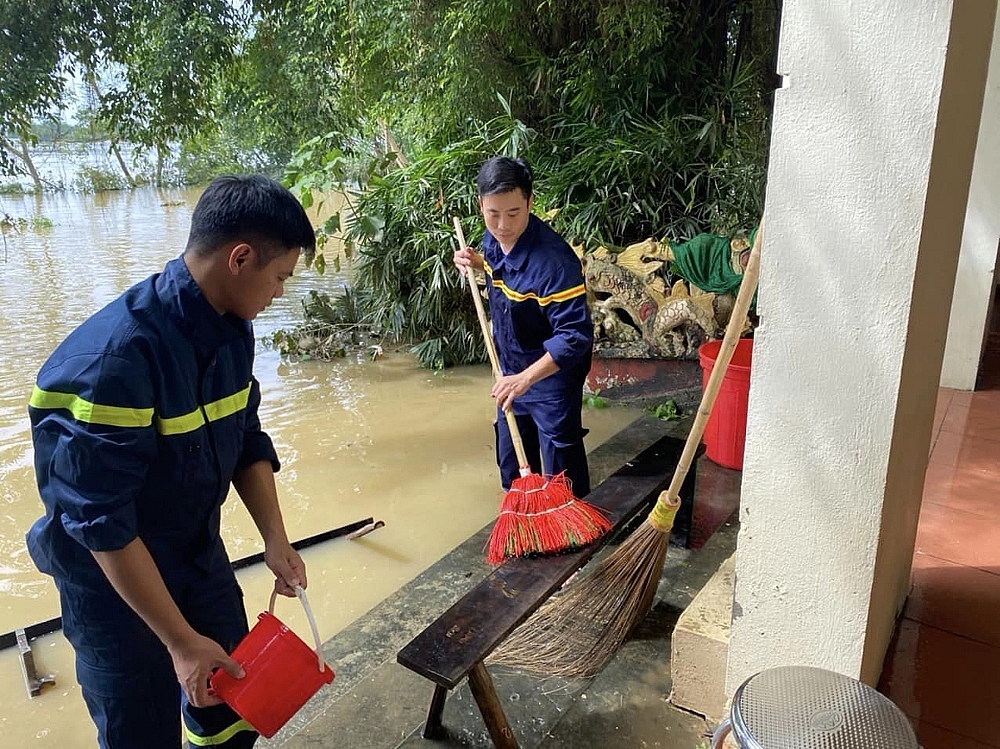 Vĩnh Phúc: Công an huyện Sông Lô hỗ trợ người dân dọn dẹp, ổn định đời sống