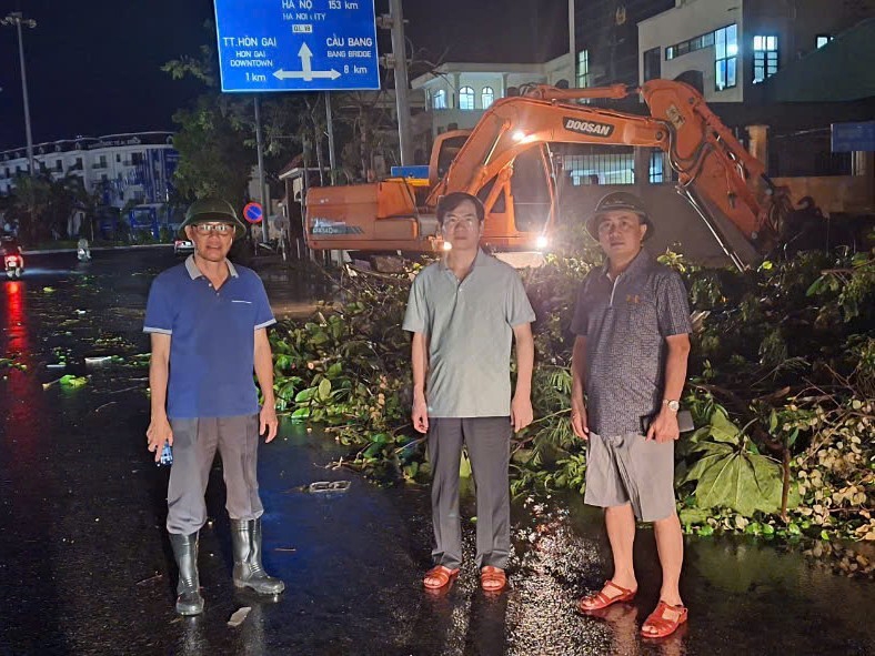 Hạ Long: Trả lại cảnh quan đô thị sau bão số 3 tại phường Cao Thắng