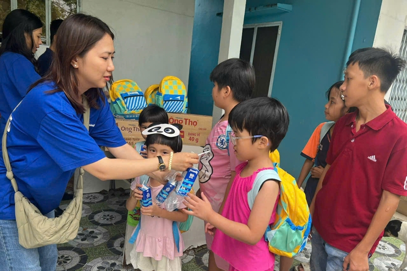 Vinamilk mang Trung thu ấm áp đến trẻ em mọi miền