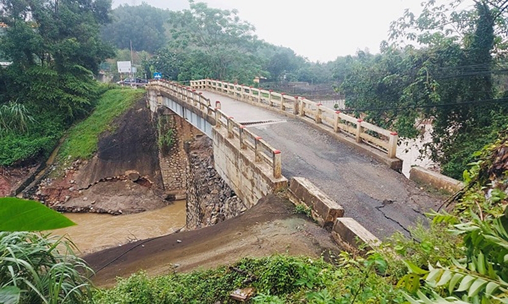 Sập cầu Ngòi Móng tại thành phố Hòa Bình