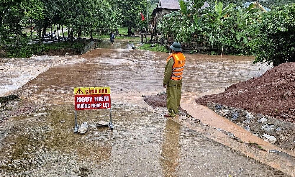 Quảng Bình: Sơ tán, di dời gần 1.000 hộ dân ra khỏi khu vực sạt lở