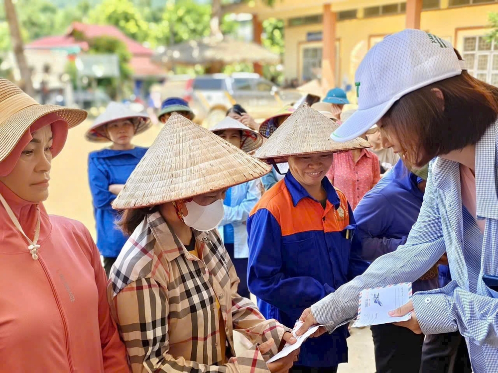 Mang hy vọng giữa bão lũ miền Bắc