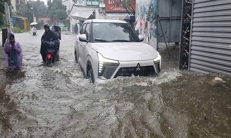 Nghệ An: Mưa lớn kéo dài, nhiều tuyến đường tại thành phố Vinh “thất thủ”