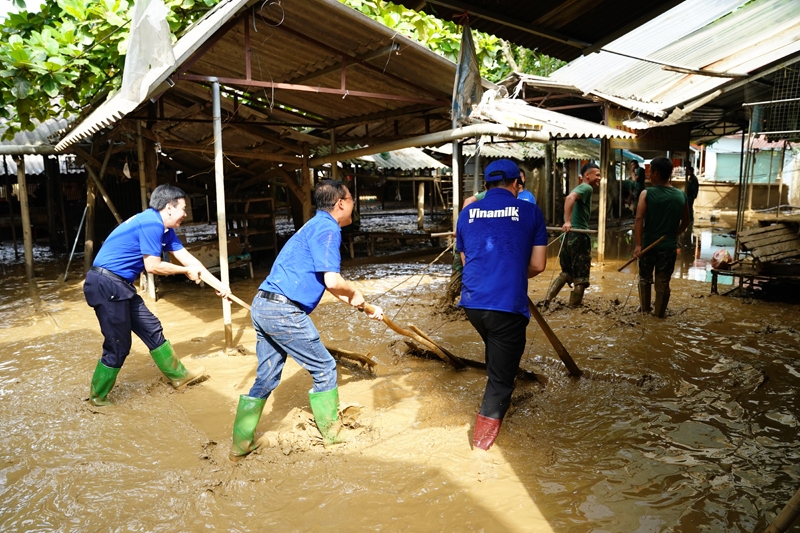 Vinamilk tiếp tục hỗ trợ người dân sau bão lũ