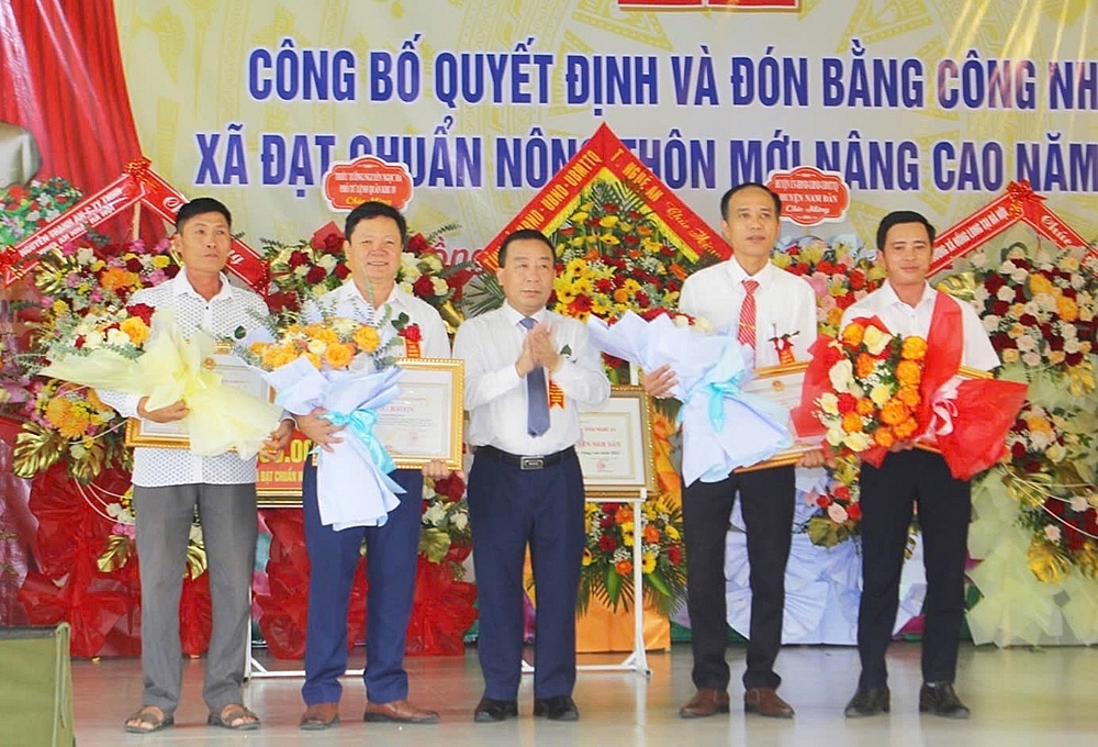 Nam Đàn (Nghệ An): Xã Hồng Long đón Bằng công nhận xã đạt chuẩn nông thôn mới nâng cao