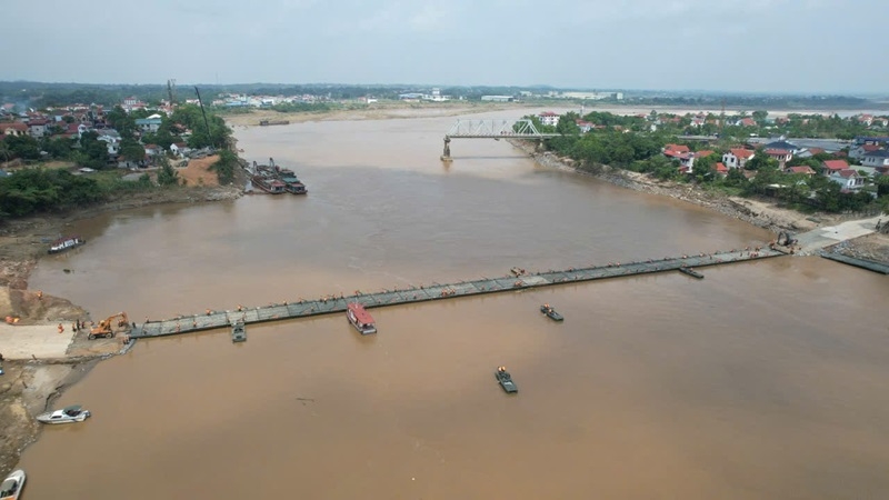 Vụ sập cầu Phong Châu: Lắp đặt cầu phao dã chiến phục vụ người dân đi lại