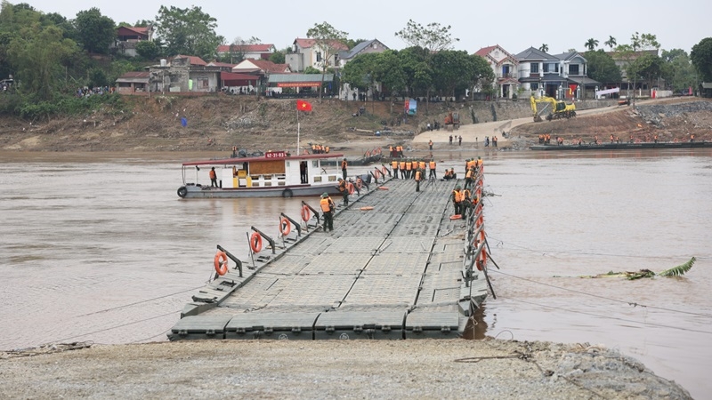 Vụ sập cầu Phong Châu: Lắp đặt cầu phao dã chiến phục vụ người dân đi lại