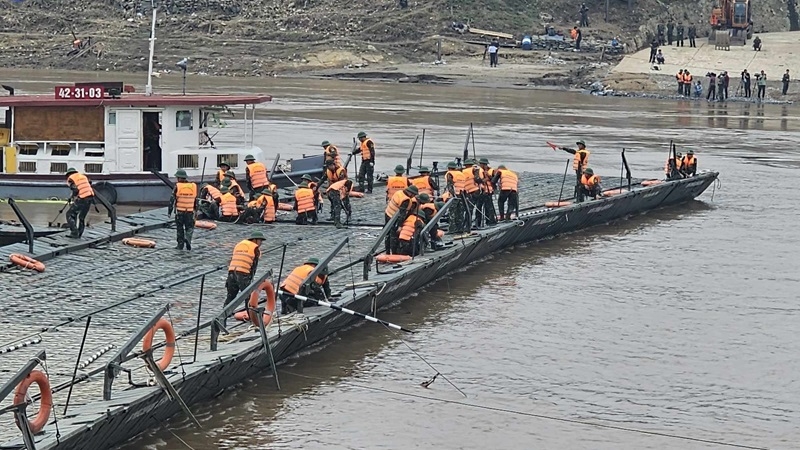 Vụ sập cầu Phong Châu: Lắp đặt cầu phao dã chiến phục vụ người dân đi lại