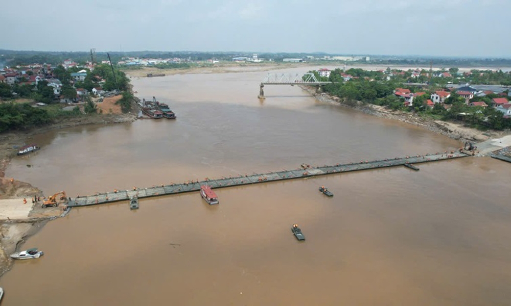 Phú Thọ: Binh chủng Công binh triển khai lắp cầu phao tạm thay thế cầu Phong Châu bị sập