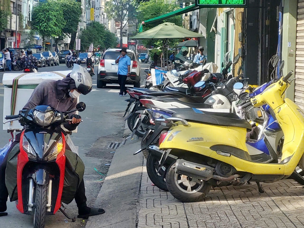 Thành phố Hồ Chí Minh: Tràn lan tình trạng lấn chiếm vỉa hè, lòng đường tại phường 5, quận 3