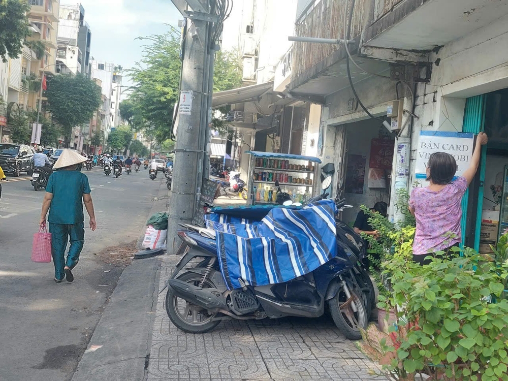 Thành phố Hồ Chí Minh: Tràn lan tình trạng lấn chiếm vỉa hè, lòng đường tại phường 5, quận 3