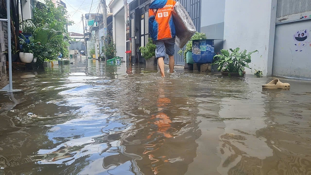 Thành phố Hồ Chí Minh: Dân khốn khổ vì sống trong cảnh ngập nước, rác thải tràn vào nhà