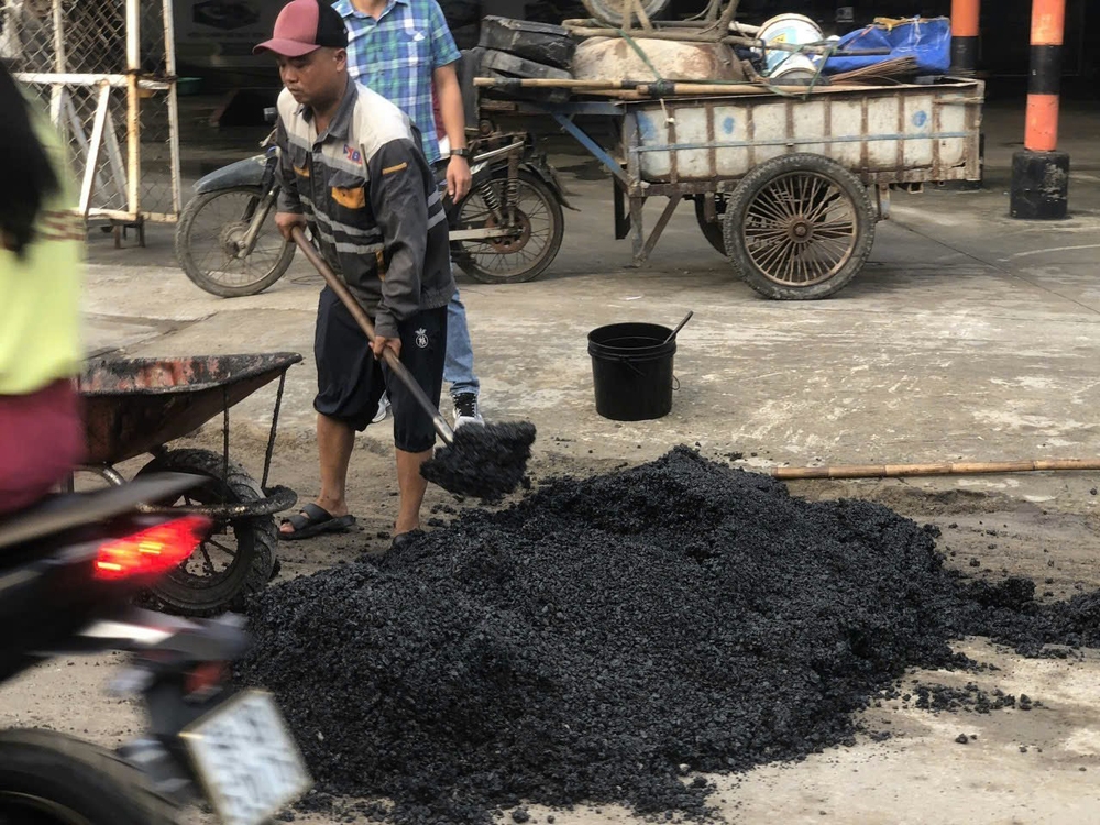 Thành phố Hồ Chí Minh: Dân bức xúc vì nhà thầu thi công ẩu, đường mới làm đã rạn nứt, lún như ruộng cày