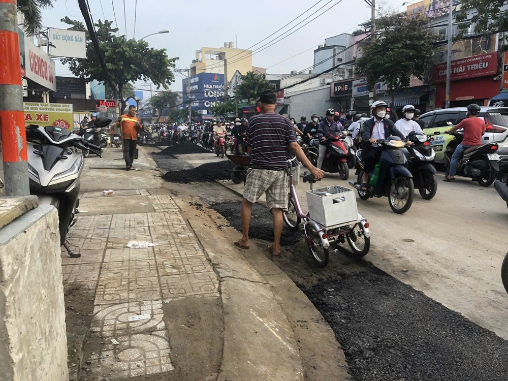 Thành phố Hồ Chí Minh: Dân bức xúc vì nhà thầu thi công ẩu, đường mới làm đã rạn nứt, lún như ruộng cày