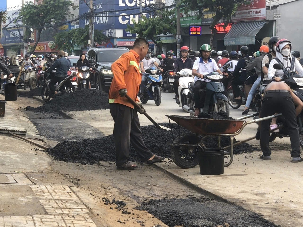 Thành phố Hồ Chí Minh: Dân bức xúc vì nhà thầu thi công ẩu, đường mới làm đã rạn nứt, lún như ruộng cày