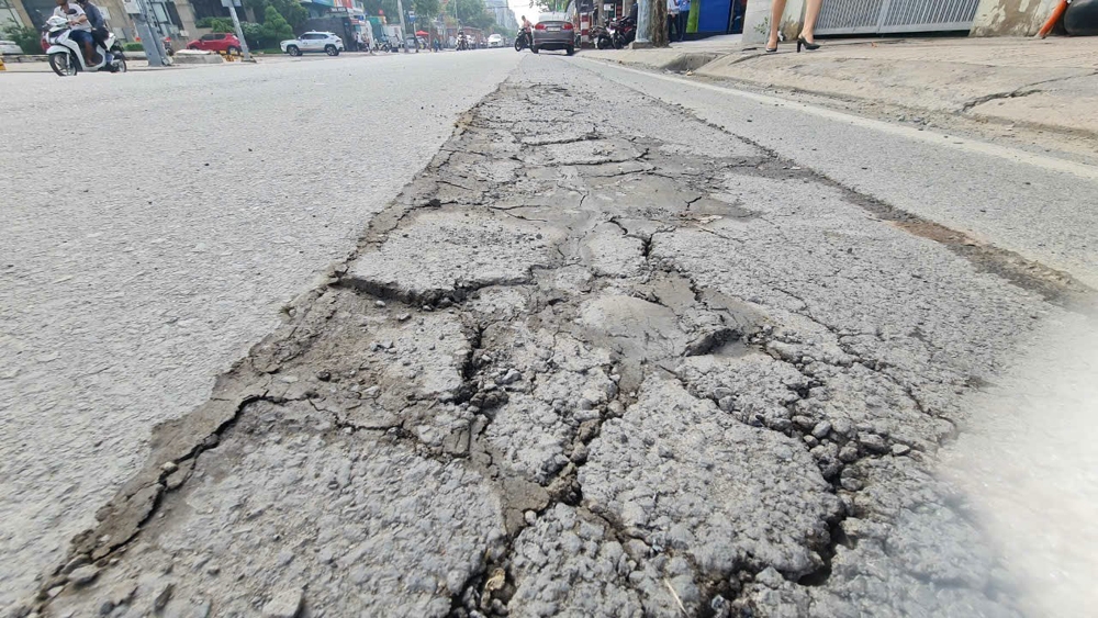 Thành phố Hồ Chí Minh: Dân bức xúc vì nhà thầu thi công ẩu, đường mới làm đã rạn nứt, lún như ruộng cày