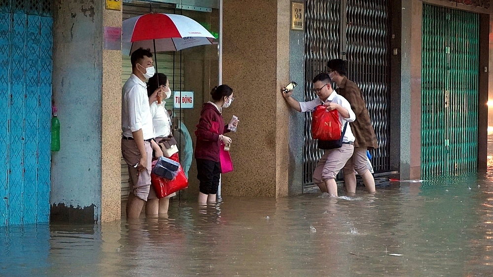 Người dân Cần Thơ chật vật ứng phó với triều cường