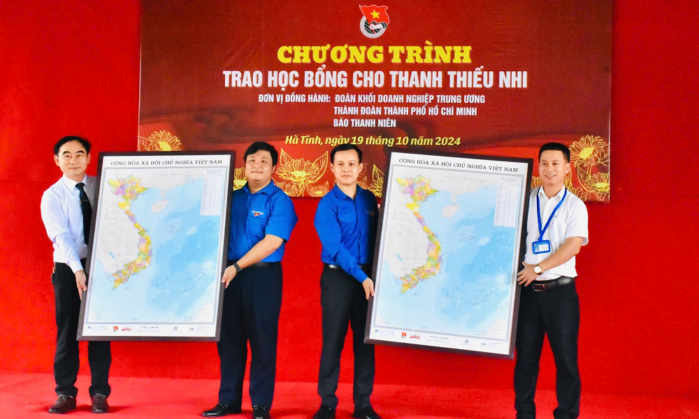 Hà Tĩnh: Trao tặng nhà tình nghĩa trên quê hương anh Lý Tự Trọng