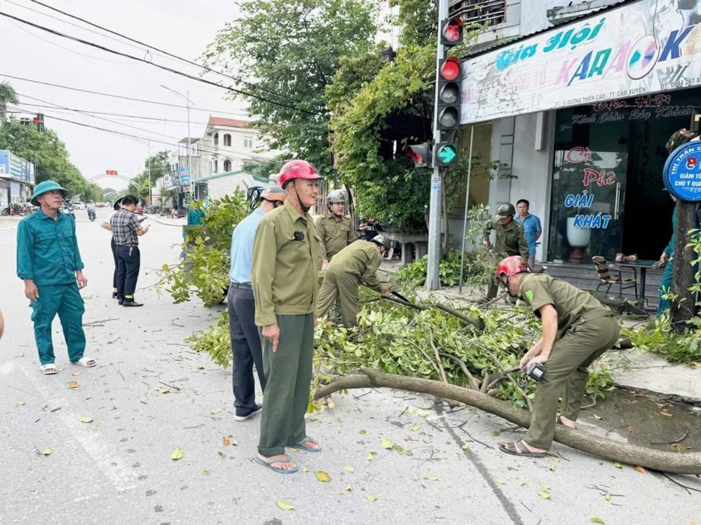 Cẩm Xuyên (Hà Tĩnh): Mở đợt cao điểm giải tỏa hành lang an toàn giao thông đường bộ