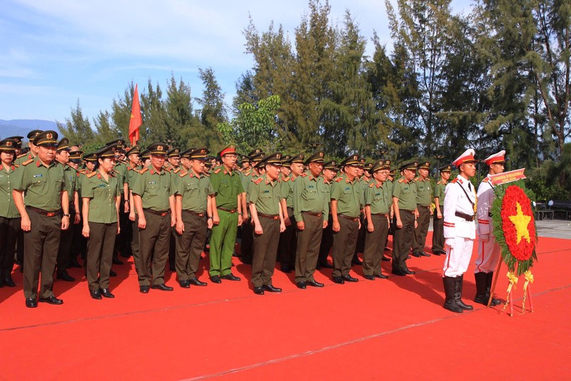 Đoàn đại biểu Liên hoan Truyền hình - Phát thanh Công an nhân dân dâng hương tưởng niệm chiến sỹ Gạc Ma