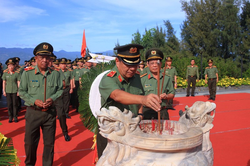 Đoàn đại biểu Liên hoan Truyền hình - Phát thanh Công an nhân dân dâng hương tưởng niệm chiến sỹ Gạc Ma